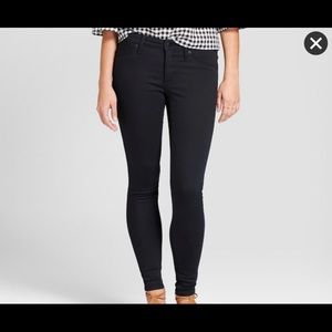 Universal thread mid rise jegging